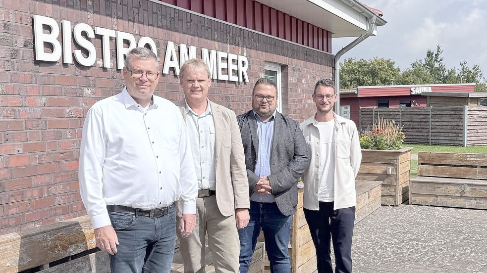 Matthias Adler (von links), Thomas Erdwiens, Thomas Debelts und Christian Albers stellten das Konzept für die C-Box am Großen Meer vor. Foto: Holger Janssen