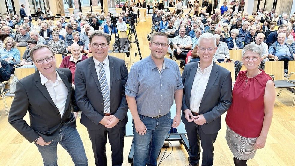 Moderiert wurde die Diskussion von Chefredakteur Lars Reckermann (ganz links) und Redakteurin Karin Lüppen (rechts). Olaf Bade (von links), Jens Völker und Matthias Groote stellten sich den Fragen. Foto: Klaus Ortgies