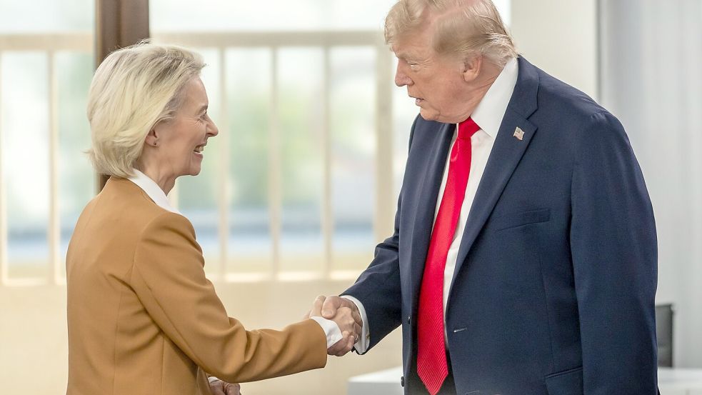 EU-Kommissionspräsidentin von der Leyen und US-Präsident Trump hatten sich im Sommer 2025 nach einem monatelangen Zollkonflikt auf eine Einigung verständigt. (Archivbild) Foto: Michael Kappeler/dpa-Pool/dpa