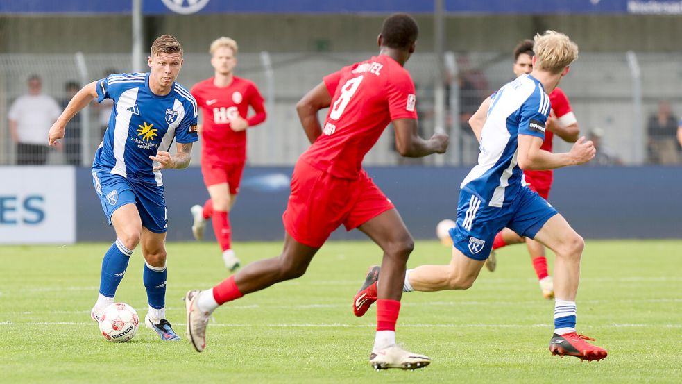 Kickers Emden (am Ball Luc Ihorst, rechts Theo Schröder) möchte mit einem Sieg in Drochtersen am Freitag ins Pokal-Halbfinale einziehen. Foto: Jens Doden/Emden