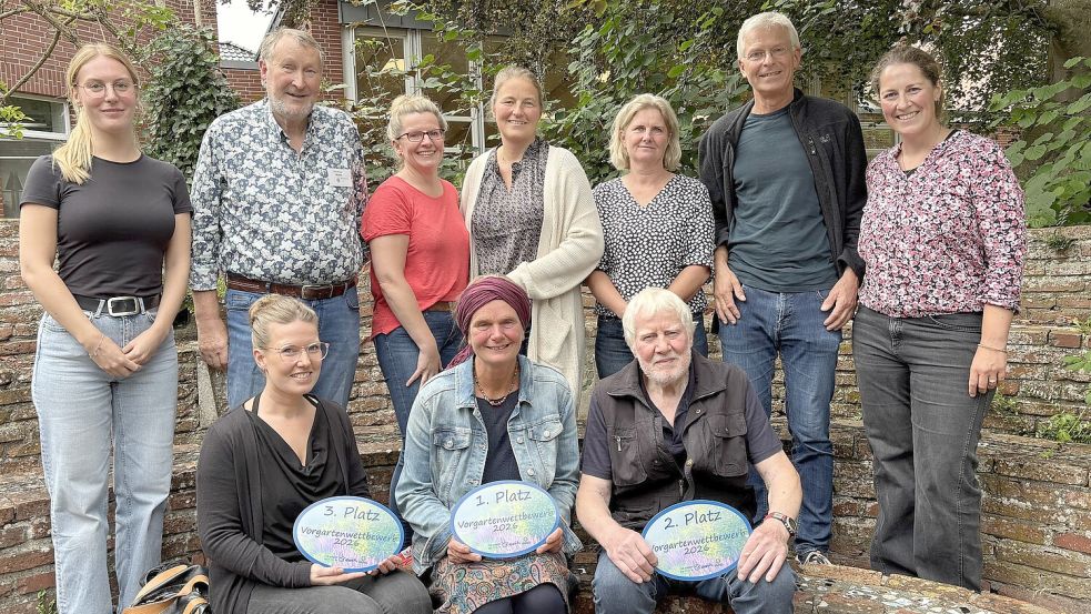 Mehr als zufrieden mit dem 1. Vorgartenwettbewerb: hinten v.l. Bente Jürgens (Stadt Aurich), Rolf Runge (BUND), Iris Brunken (Stadt Aurich), Dorothea Buchholz (Untere Natueschutzbehörde), Heidi Dreyer (Stadtgärtnerei), Gerhard Liebert (Landschaftsplaner, BUND), Deike Neumann (Stadt Aurich), vorne v.l. Maya Klingenberg, Heidrun Weber und Johann Harms. Foto: Mieke Matthes
