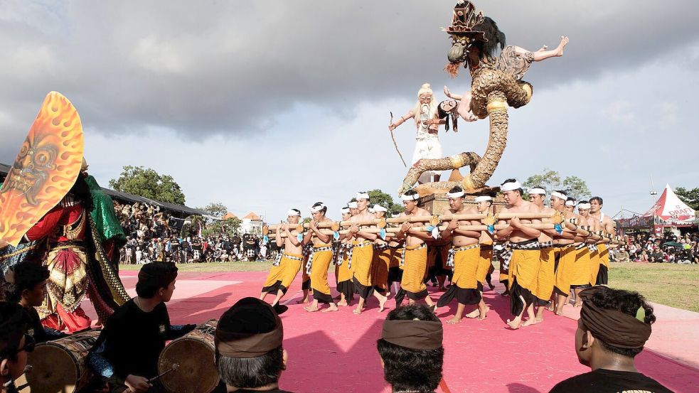 Am Vorabend des Feiertags Nyepi ziehen riesige Dämonenfiguren, sogenannte Ogoh-Ogoh, durch die Straßen. Dann wird es still. (Archivbild) Foto: Firdia Lisnawati/AP/dpa