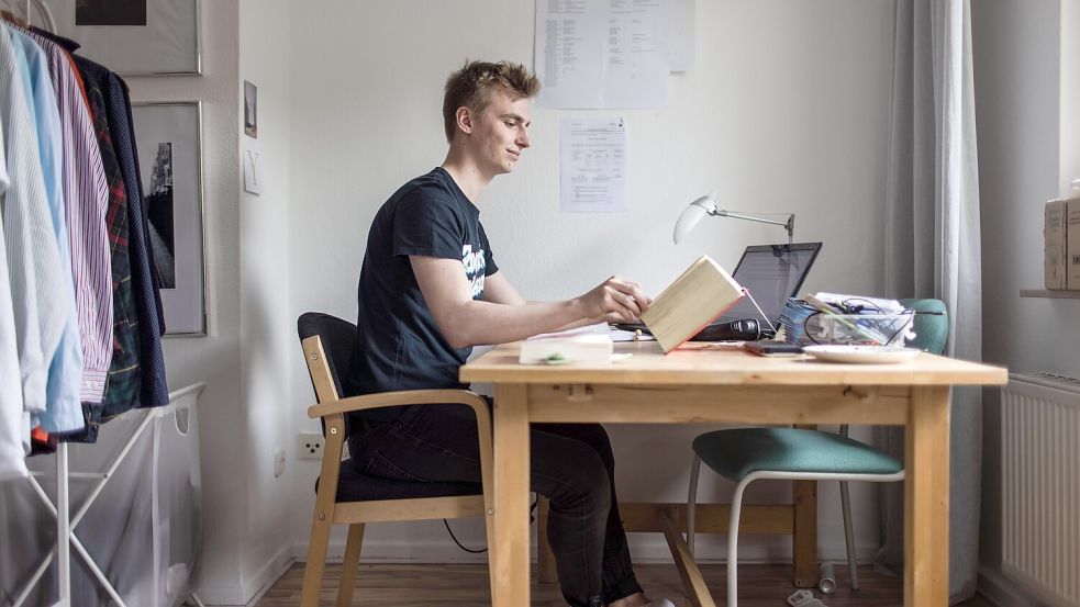 Wohnen, Essen und Lernen auf engstem Raum: Viele Studenten können sich die Mieten in deutschen Großstädten kaum leisten. Foto: Imago/Lars Heidrich