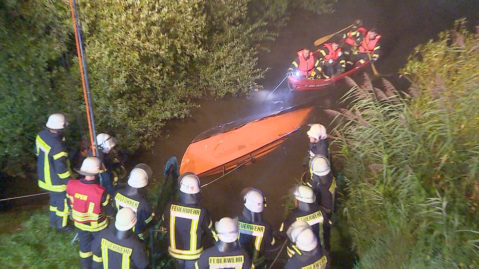 Einsatzkräfte der Feuerwehr bargen die Boote. Foto: nonstopnews/Archiv