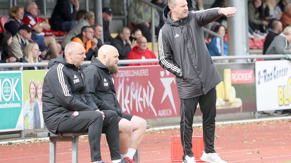 Auf der Auricher Trainerbank saßen beim letztjährigen Heimspiel gegen den FC St. Pauli Andreas Zitting (von links) und Tammo Pfeiffer. Cheftrainer Stefan Wilts (rechts) ist nicht mehr dabei. Er trat kürzlich von seinen Ämtern bei der SpVg zurück. In der neuen Saison werden die Aufgaben in der Frauen-Regionalliga von einem Trio geschultert. Foto: Helmut Vortanz