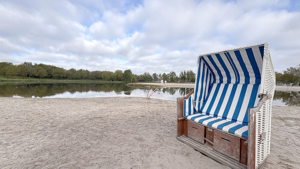 Ein Strandkorb steht am Ihler Meer in Ihlow. Hier am Badesee findet zum zweiten Mal ein Tauffest statt. Foto: Christin Wetzel