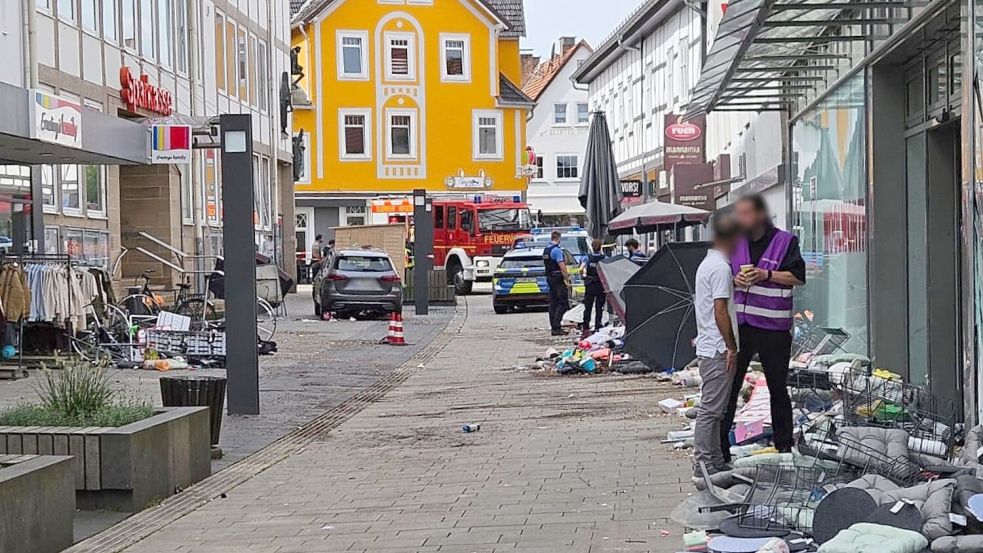 Das Auto fuhr laut Polizei mit hoher Geschwindigkeit durch die Fußgängerzone. Foto: ---/HessenNewsTV/dpa