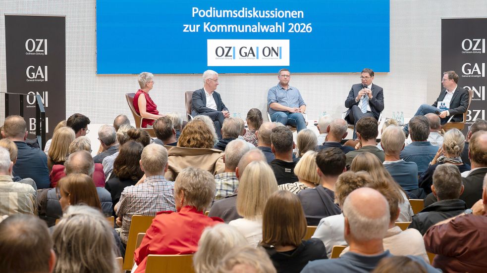 Gut 200 Zuschauer sahen einem politischen Schlagabtausch zu, der über weite Strecken keiner werden wollte. Foto: Klaus Ortgies