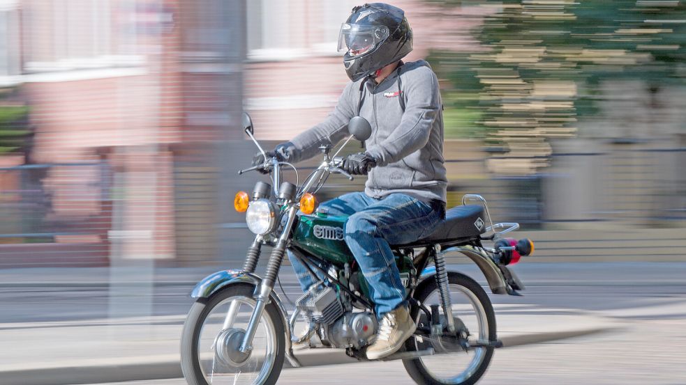 Heranwachsende, die auf ihren Mopeds auf und ab durch den Ort fahren: Ist das in Pewsum ein Problem? Symbolfoto: Hendrik Schmidt/dpa