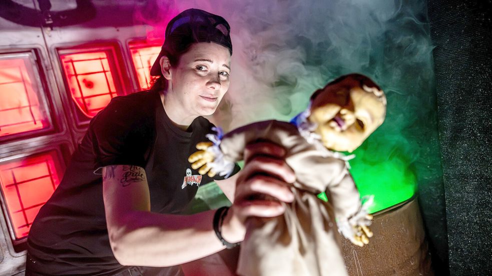 Vanessa Minjets geht 2026 mit ihrem Spukhaus ins fünfte Veranstaltungsjahr. Erstmals setzt sie dabei auf Kulissen, ähnlich wie im Film oder am Theater. Foto: Klaus Ortgies