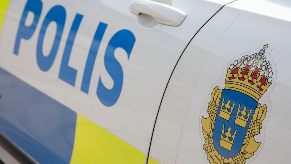 An einer schwedischen Schule wurden mehrere Menschen mit einem Schwert verletzt. Die Polizei ist vor Ort. (Symbolbild) Foto: Steffen Trumpf/dpa