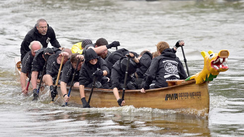Beim Drachenbootrennen ist Kraft und Timing gefragt. Foto: Archiv/Melchert Stromann