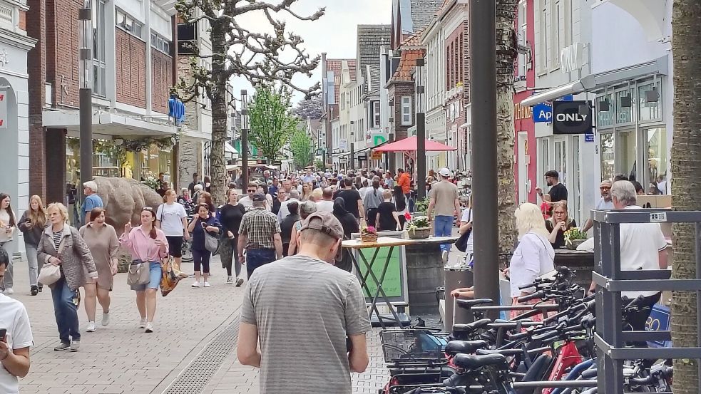 Die Auricher Innenstadt ist weitgehend saniert. Gerade bei Veranstaltungen wie dem Geranienmarkt der Kaufmannschaft wird sie zum Anlaufpunkt. Die Parteien und Bündnisse haben weitere Ideen. Foto: Karin Böhmer