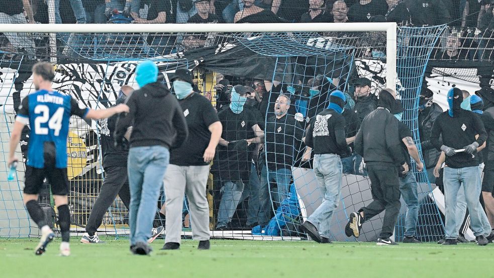 Waldhof-Fans stürmen auf das Feld. Foto: Uwe Anspach