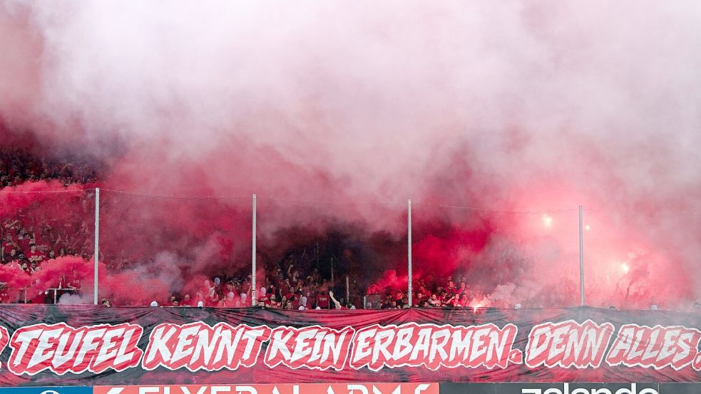Die FCK-Fans zündeten zahlreiche Feuerwerkskörper und Pyrotechnik. Foto: Uwe Anspach