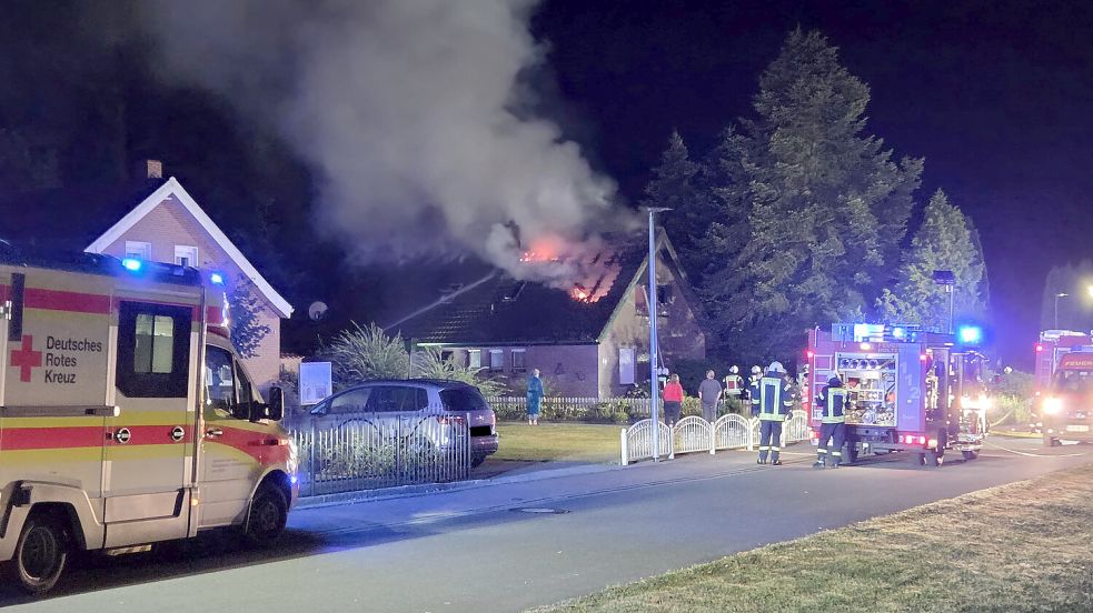 Mehrere Feuerwehren waren im Einsatz, um den Brand in einem Wohnhaus in der Nordstraße zu löschen. Foto: Sascha Block/Feuerwehr Ostrhauderfehn