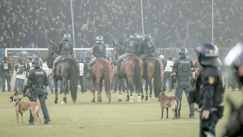 Beim DFB-Pokalspiel in Mannheim war auch berittene Polizei auf dem Spielfeld. Foto: picture alliance / Foto Huebner