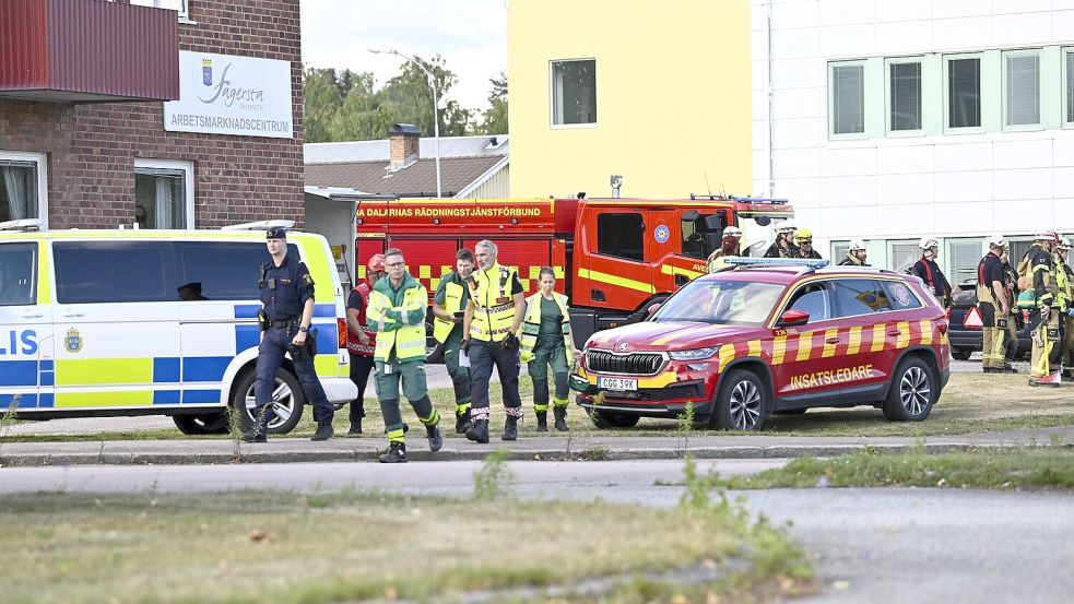 Polizei und Rettungskräfte rückten am Freitag zu einer Schule im schwedischen Fagersta aus. Foto: Fredrik Sandberg/TT News Agency/