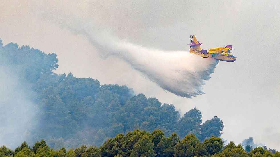 Immer wieder müssen in Spanien Waldbrände in unwegsamen Regionen wie hier Ende Juli in Castellón (Valencia) bekämpft werden. (Archivbild) Foto: Ángel Sánchez/EUROPA PRESS/dpa