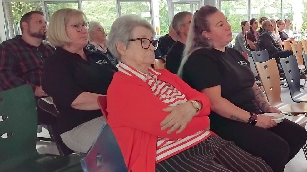 Auch Gerda Dänekas (vorne im Bild) saß im Publikum, als am Rhauderfehner Gymnasium der Film über den Holocaust-Überlebenden Albrecht Weinberg gezeigt wurde. Dänekas und Weinberg haben viele Jahre gemeinsam in einer WG gelebt. Fotos: Clarissa Scherzer