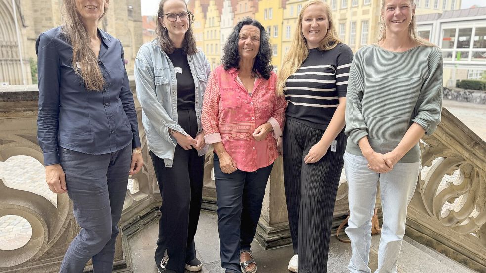 Angetan von der Kinder-Bewegungsstadt (KiBS) Osnabrück: (von links) Stella Valentin, Carolin Och, Bewegungspädagogin Prof. Dr. Renate Zimmer sowie die KiBS-Projektleiterinnen Ellen Höche und Marina Bauhaus. Foto: Matthias Liedtke