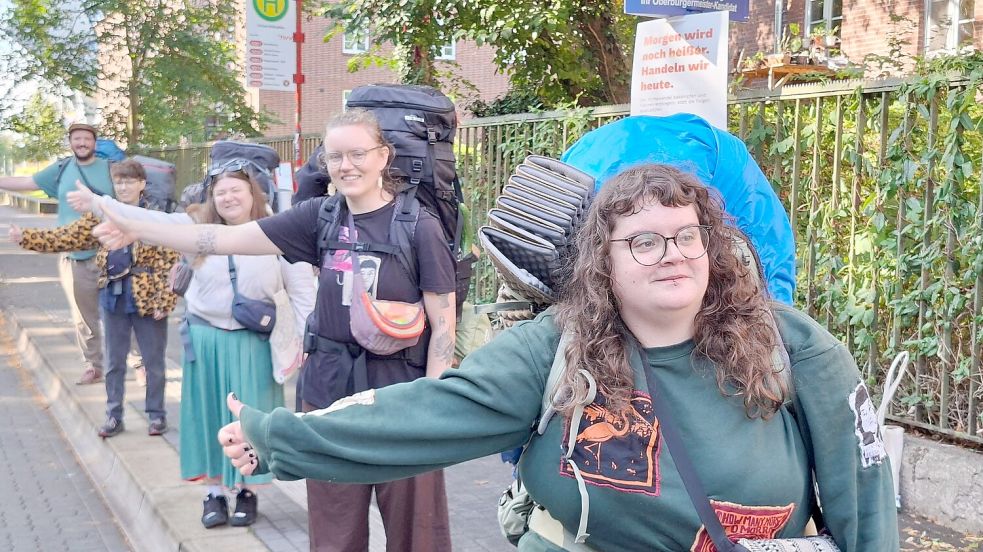 Mitorganisatorin Tessa Brancalion (vorne) und ihre Mitstreiter wollen Rumänien erreichen. Foto: Kai Morschlatt