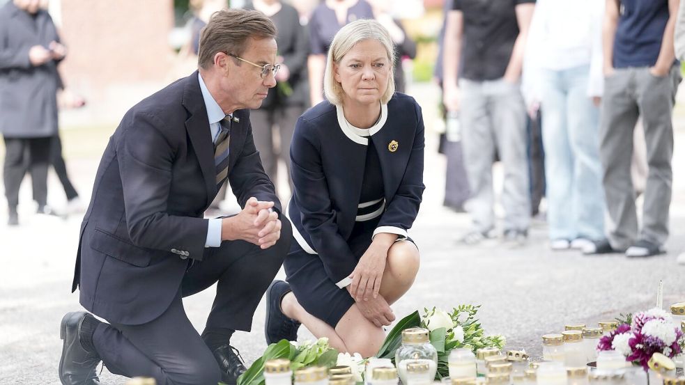 Regierungschef Ulf Kristersson (l) und die Vorsitzende der Sozialdemokratischen Partei, Magdalena Andersson, gedachten der Opfer. Foto: Magnus Lejhall/TT News Agency/AP