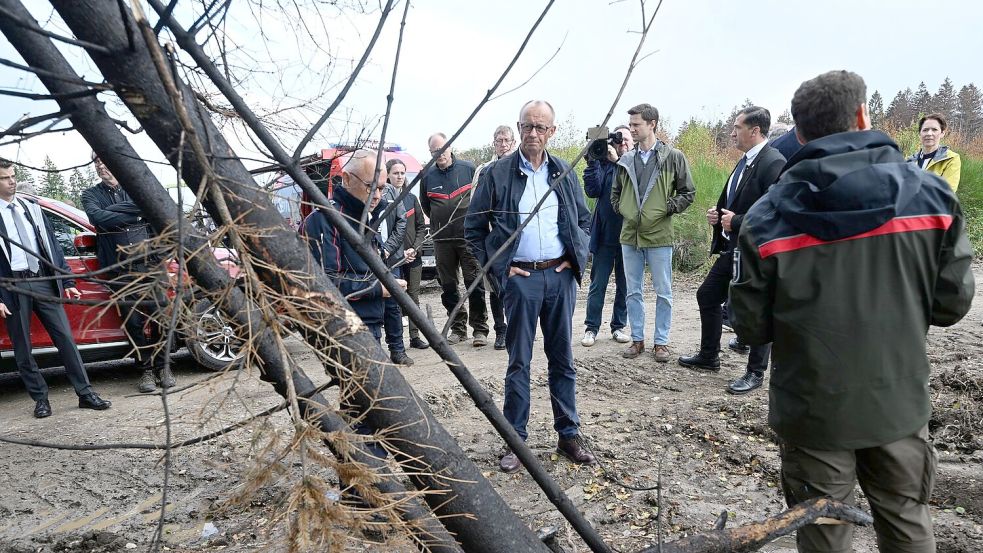 Für Bundeskanzler Merz ist der Waldbrand in Hürtgenwald eine Folge des Klimawandels. Foto: Roberto Pfeil/AFP-Pool/dpa