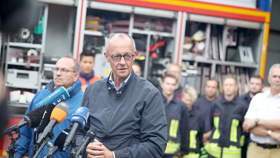 Bundeskanzler Merz dankte den zahlreichen Helferinnen und Helfern für ihren Einsatz. Foto: Christoph Reichwein/dpa