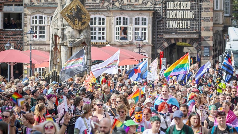 In Bremen feierten rund 30.000 Menschen den Christopher Street Day – laut Polizei ohne größere Zwischenfälle. Foto: Focke Strangmann/dpa