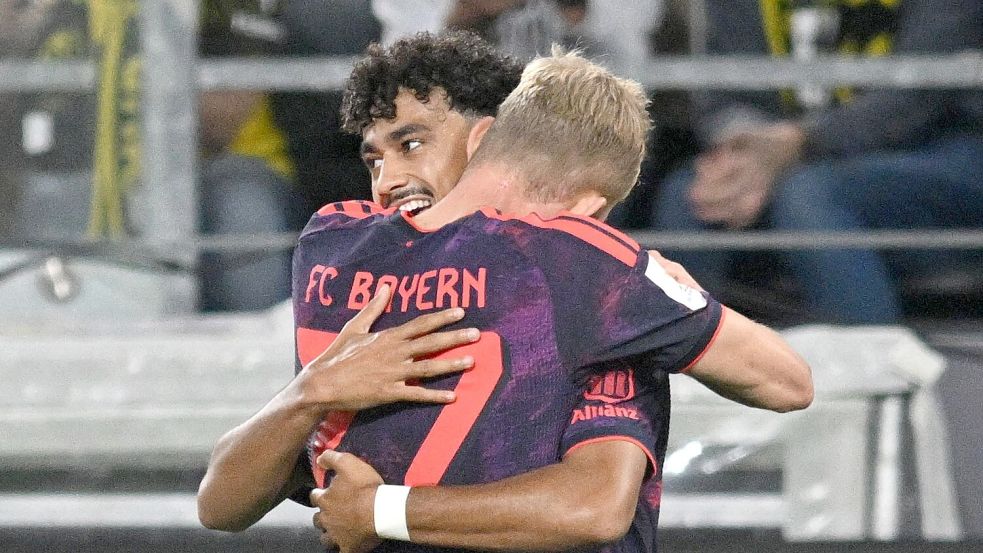 Neuzugang Nathaniel Brown erzielte die Bayern-Führung und wird von Konrad Laimer beglückwünscht. Foto: Bernd Thissen/dpa