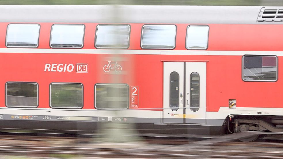 „Das versprochene Gesetz für härtere Strafen bei Angriffen auf Zugpersonal muss noch in diesem Jahr in den Bundestag, sonst legen wir im Januar den Betrieb lahm“, sagte der Gewerkschaftschef Martin Burkert. (Archivbild) Foto: Sebastian Gollnow/dpa