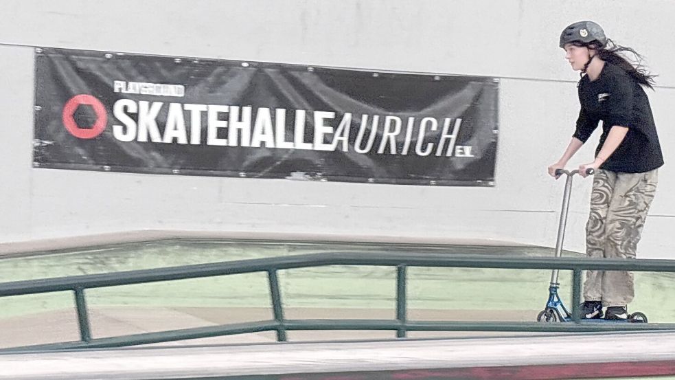 Vor allem Scooter erfreuen sich in der Skatehalle großer Beliebtheit. Mitarbeiterin Johanna Helmerichs zeigt, wie damit in der Halle gefahren wird. Foto: Christin Wetzel
