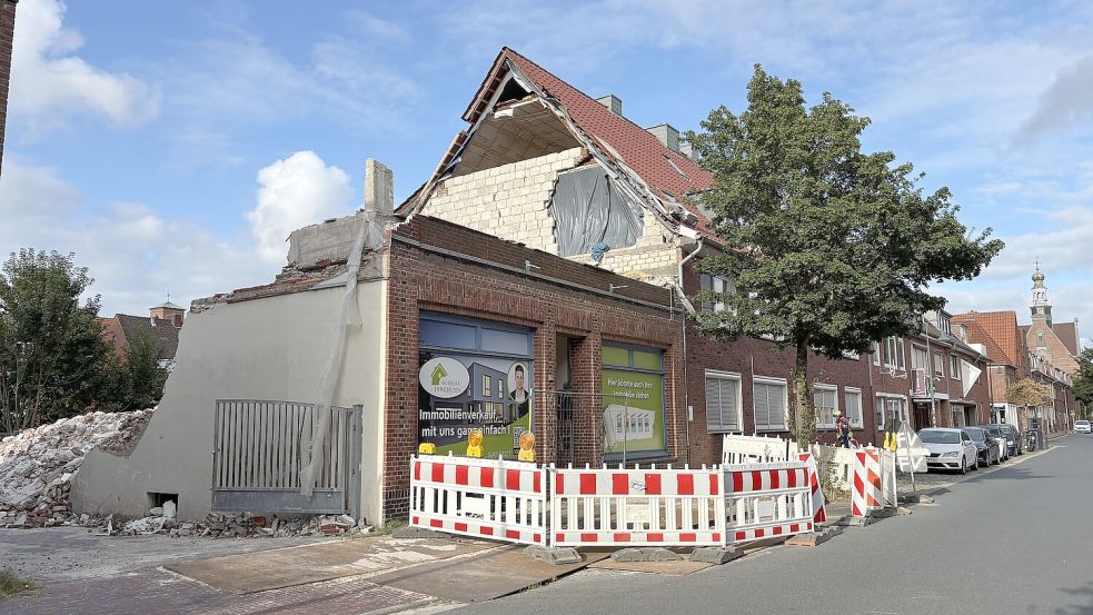 Ein Haus sollte an der Brückstraße in Emden abgerissen werden, doch das Nachbarhaus wurde dabei mitbeschädigt. Das Loch, das mit einer Plane verdeckt wird, war schon am 8. Juli 2026 entstanden. Jetzt fiel noch der Giebel. Mehr Bewohner mussten evakuiert werden. Foto: Mona Hanssen
