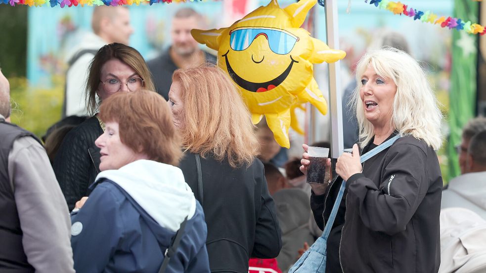 Gute Laune beim Sommerfest im Freibad Borssum trotz nicht so sommerlichen Wetters. Foto: Jens Doden