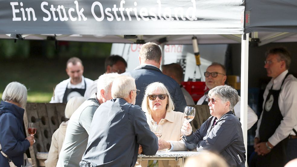 Zwischendurch kam auch die Sonne raus beim Emder Weinfest an der Vrouw-Johanna-Mühle. Foto: Jens Doden