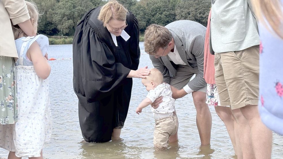 Pastorin Angelika Scheepker taufte im Wasser. Foto: Christin Wetzel