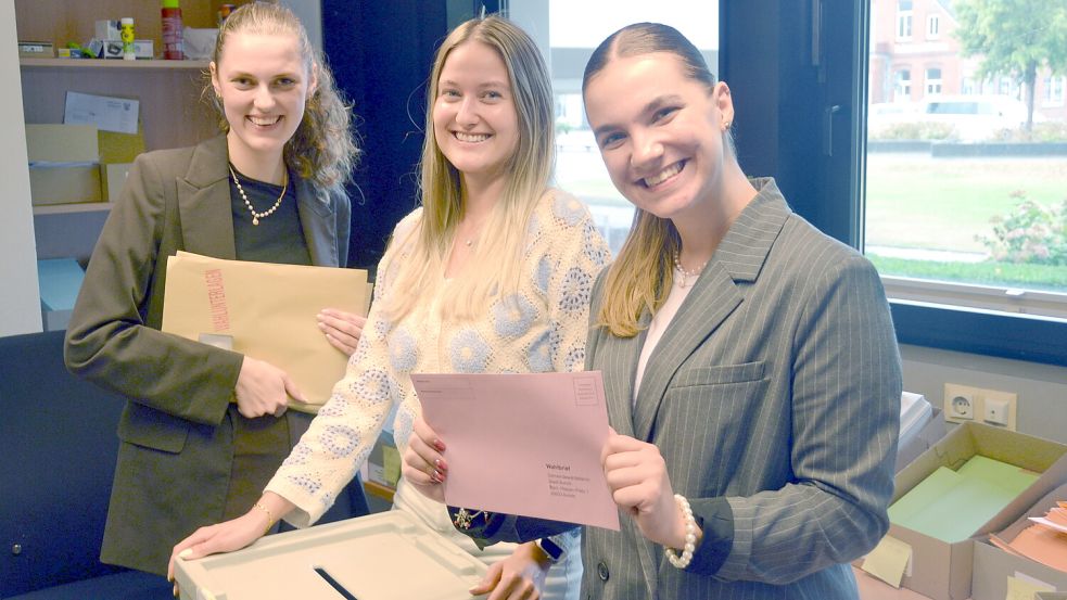 Sina Erdwiens, Johann Pünner und Kim Tammenga vom Wahlbüro der Stadt Aurich. Foto: Aiko Recke