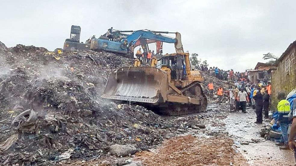 Der Müllberg geriet nach schwerem Regen ins Rutschen und verschüttete mehrere Häuser in einem Vorort der Hauptstadt Conakry. Foto: Abdel Aziz Bah