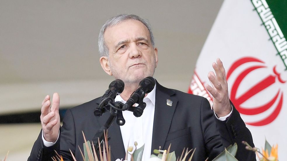 Der iranische Präsident Massud Peseschkian hat Schwierigkeiten in seinem Land eingeräumt. (Archivbild) Foto: Shadati/XinHua/dpa