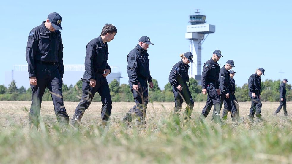 Einsatzkräfte durchkämmten nach der Entdeckung der Drohne die Umgebung des Flughafens. (Archivbild) Foto: Hendrik Schmidt