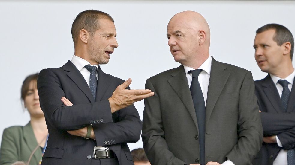 Aleksander Ceferin (l) und Gianni Infantino sind die Big Player im Machtkampf der Fußball-Funktionäre. (Archivbild) Foto: Robert Michael