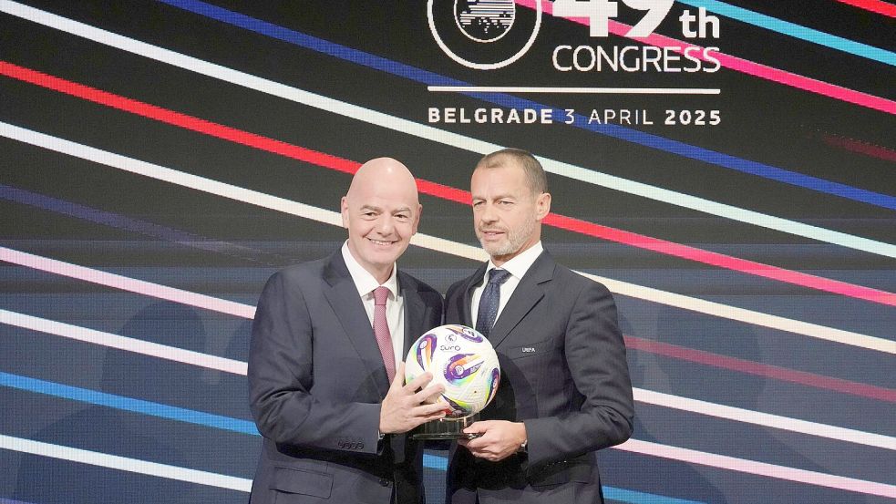 Aleksander Ceferin (r) will kein FIFA-Präsident werden, Gianni Infantino soll es seiner Meinung nach aber nicht bleiben. (Archivbild) Foto: Darko Vojinovic/AP/dpa