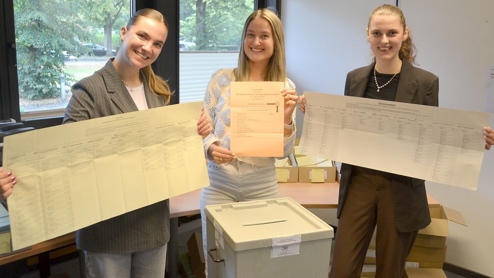 Für die Wahl im Einsatz: Kim Tammenga, Sina Erdwiens und Johanna Pünner vom Wahlbüro der Stadt Aurich. Foto: Aiko Recke