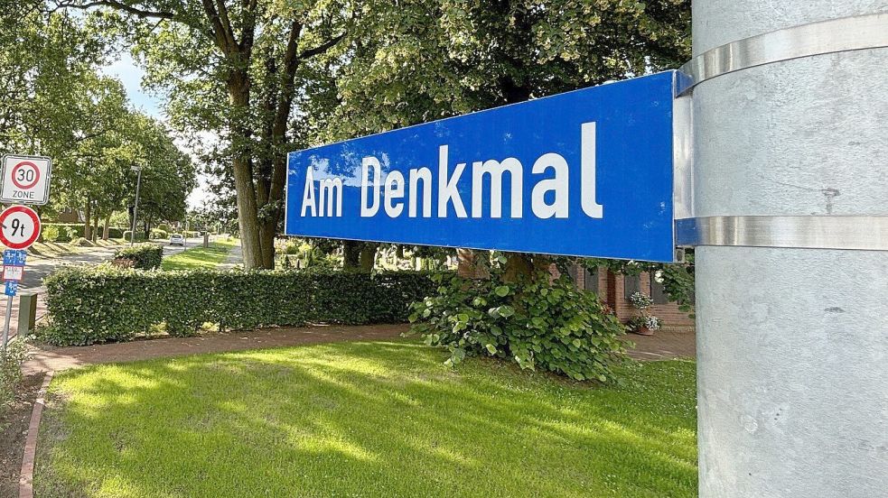 An der Straße „Am Denkmal“ in Flachsmeer wurden Namenstafeln vom Denkmal gestohlen. Foto: Carsten Ammermann/Archiv