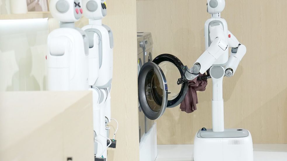 Fast die Hälfte der Menschen in Deutschland kann sich vorstellen, künftig einen menschenähnlichen Roboter im Haushalt einzusetzen. Foto: Ju Huanzong/XinHua/dpa