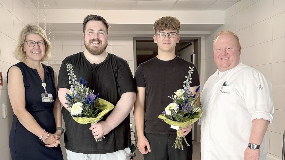 Klinikum-Chefin Daniela Kamp und Küchenchef Ronny Bolschwig (rechts) freuen sich mit den frisch ausgebildeten Köchen Sascha-Marcel Groenewold (links) und Simon Nitsch. Foto: Klinikum