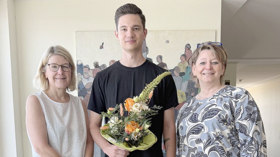 Das Foto zeigt Daniela Kamp (links, Geschäftsführerin), den erfolgreichen Prüfling Marlon Spin (Fachkraft für Lagerlogistik) und Renate Billker-Hilbrands, stellvertretende Leiterin Einkauf am Klinikum. Foto: Klinikum