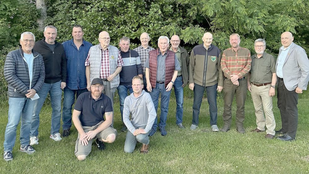 An der Jahreshauptversammlung nahmen teil (stehend, von links): Johann Seeba, Joachim Weber, Thomas Schoone, Heinrich Beyen, Ayelt Kruse, Johannes Ottersberg, Johannes Fahrenholz, Heiko Ehmen, Heinrich Ehmen, Boris Beermann, Heinrich Kramer und Großefehns Bürgermeister Erwin Adams. Vorne sitzen (von links): Thomas Collmann und Lukas Wilts. Foto: privat