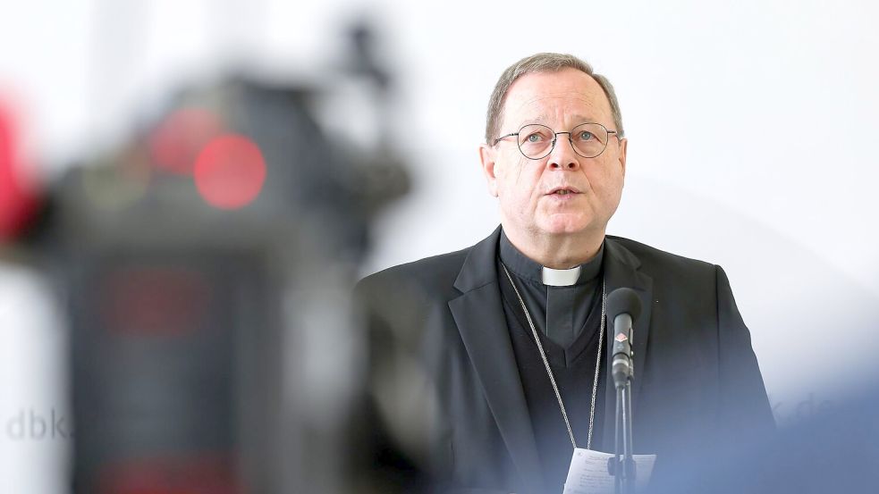 Der Limburger Bischof Georg Bätzing suspendierte den Pfarrer, der um einen Verzicht auf das Priesteramt gebeten hatte. (Archivbild) Foto: Daniel Löb